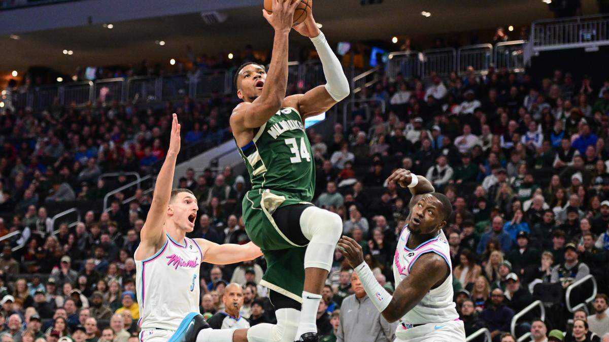 El jugador de los Bucks Giannis Antetokounmpo (34) entra al aro ante la marca de Nikola Jovic (izq.) y Terry Rozier, del Heat de Miami, en el partido celebrado el 23 de enero de 2025 en Milwaukee.