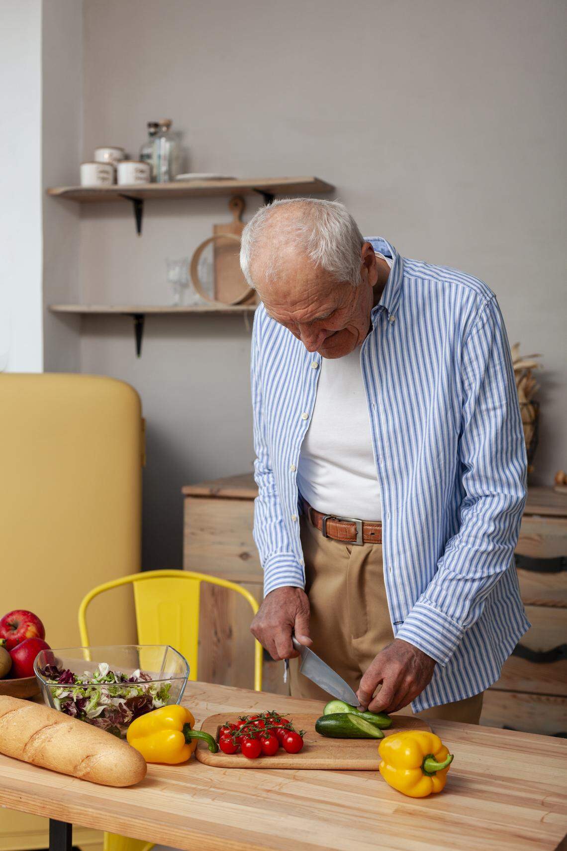 La sarcopenia se asocia principalmente con el envejecimiento, pero también puede estar provocada por inactividad, enfermedades metabólicas, trastornos hormonales, nutrición inadecuada, enfermedades crónicas musculoesqueléticas o determinados tratamientos, como los corticoides.