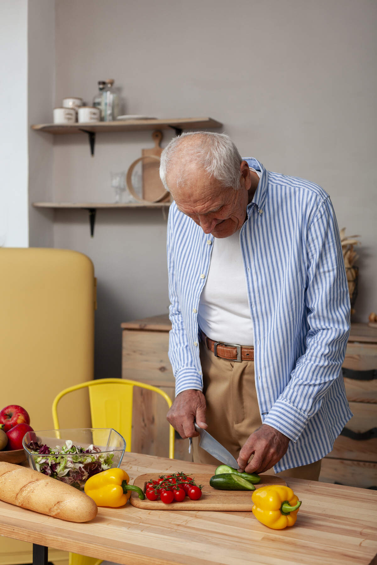 La sarcopenia se asocia principalmente con el envejecimiento, pero también puede estar provocada por inactividad, enfermedades metabólicas, trastornos hormonales, nutrición inadecuada, enfermedades crónicas musculoesqueléticas o determinados tratamientos, como los corticoides.