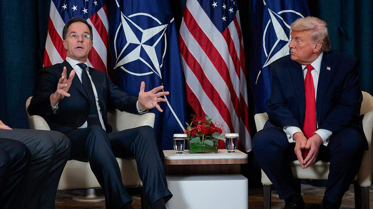 El presidente estadounidense Donald Trump (derecha) escucha mientras el secretario general de la OTAN, Mark Rutte, habla durante una reunión bilateral en el marco de la reunión anual del Foro Económico Mundial (WEF) el 21 de enero de 2026 en Davos, Suiza.