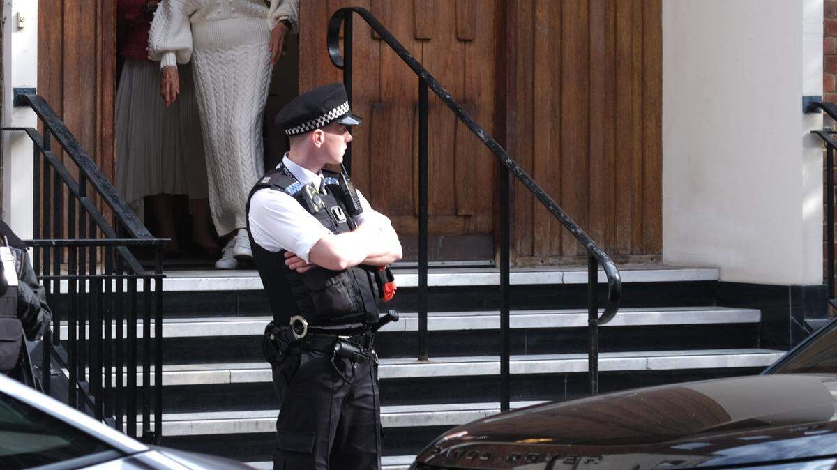 Un agente policial monta guardia frente a la Sinagoga Central en Great Portland Street, Londres, Reino Unido, el jueves 2 de octubre de 2025, tras un atentado terrorista en una sinagoga de Mánchester, en el que murieron dos personas. Fuerzas policiales adicionales fueron desplegadas en todo el Reino Unido tras el ataque.