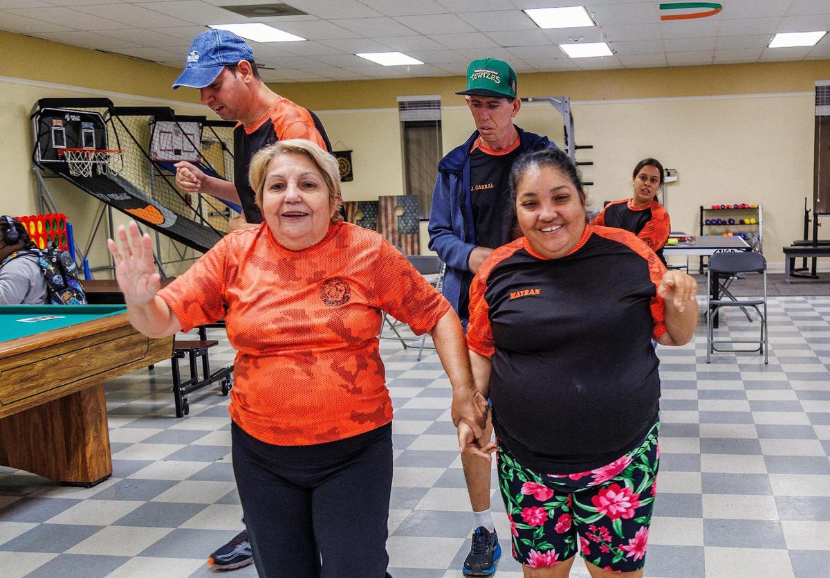 La voluntaria Felisia García (izquierda) y la estudiante Mayran García bailan durante un ensayo para una próxima gala en el Centro de Población Especial Edgar J. Hall, ubicado en Bucky Dent Park, en Hialeah, el martes 26 de septiembre de 2023.