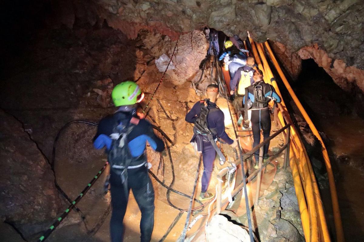 El gobernador local a cargo de la misión para rescatarlos dijo el sábado que la cooperación entre el clima y el descenso del nivel del agua en los últimos días ha creado las condiciones adecuadas para la evacuación, pero que no durarán si llueve nuevamente.