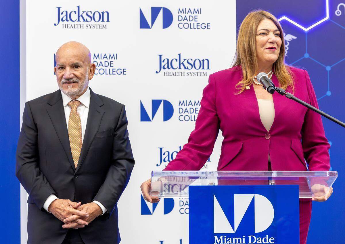 Madeline Pumariega, presidenta de Miami-Dade College, habla junto a Carlos Migoya, director ejecutivo de Jackson Health System, durante una conferencia de prensa en el Campus Médico del MDC el lunes 18 de mayo de 2026, en Miami.