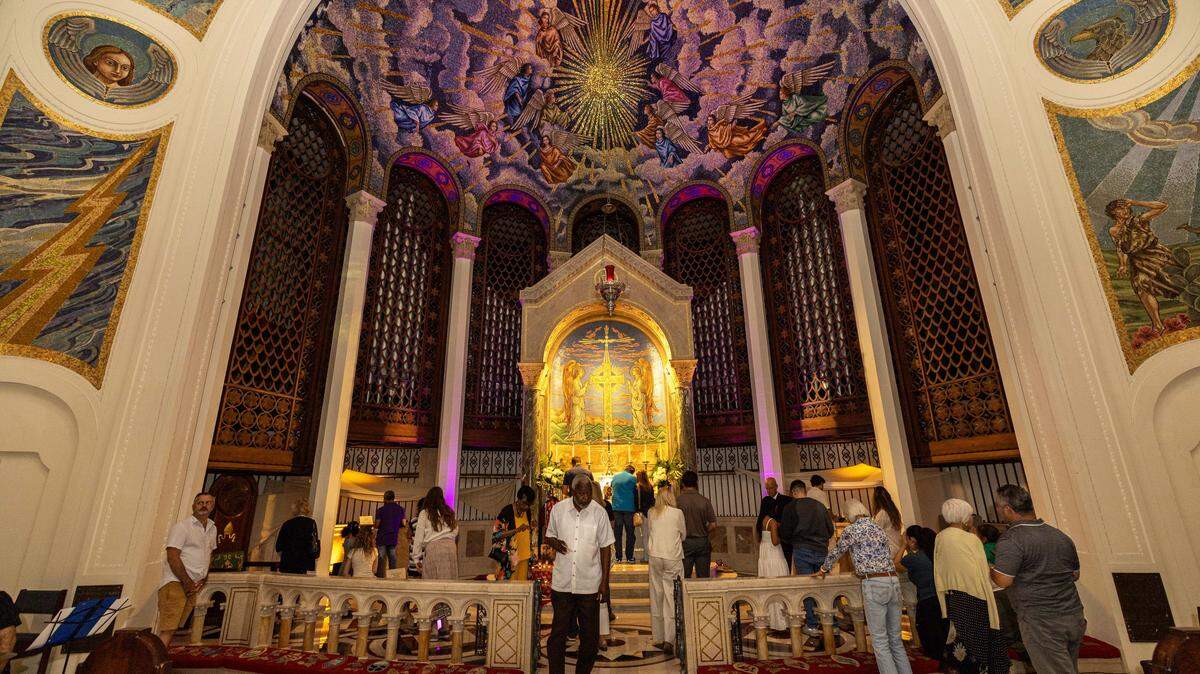 Feligreses recorren las estaciones de oración cerca del altar de la Catedral Episcopal de la Trinidad durante Vox Dei, un nuevo servicio religioso interactivo.