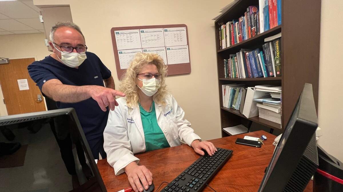 Nicole Puleo, educadora de enfermería clínica y Paul Brattan, educador de enfermería clínica ambos con Broward Health, capacitan a las enfermeras para trabajar en la UCI como parte del programa de pasantías de cuidados intensivos del hospital.