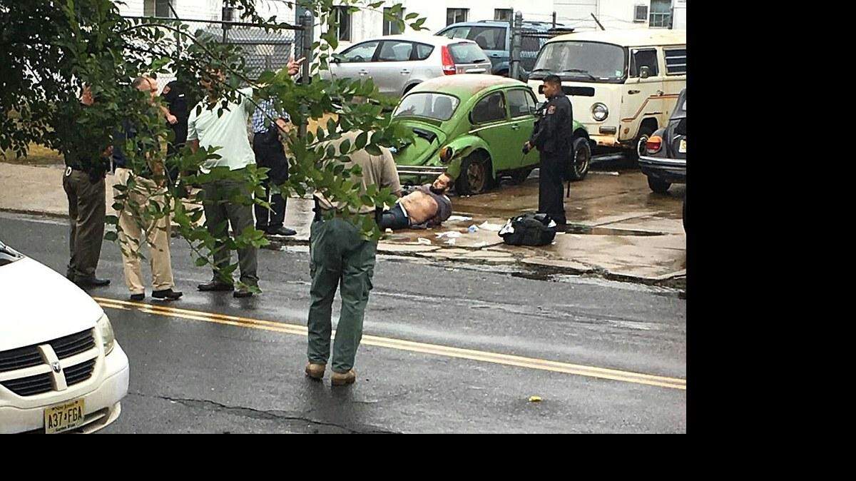 Un estadounidense nacido en Afganistán y buscado en conexión con las explosiones de Nueva York y Nueva Jersey fue detenido el lunes luego de un tiroteo con la policía en el que resultó herido. Ahmad Khan Rahami, de 28 años fue detenido en Linden, Nueva Jersey. 
