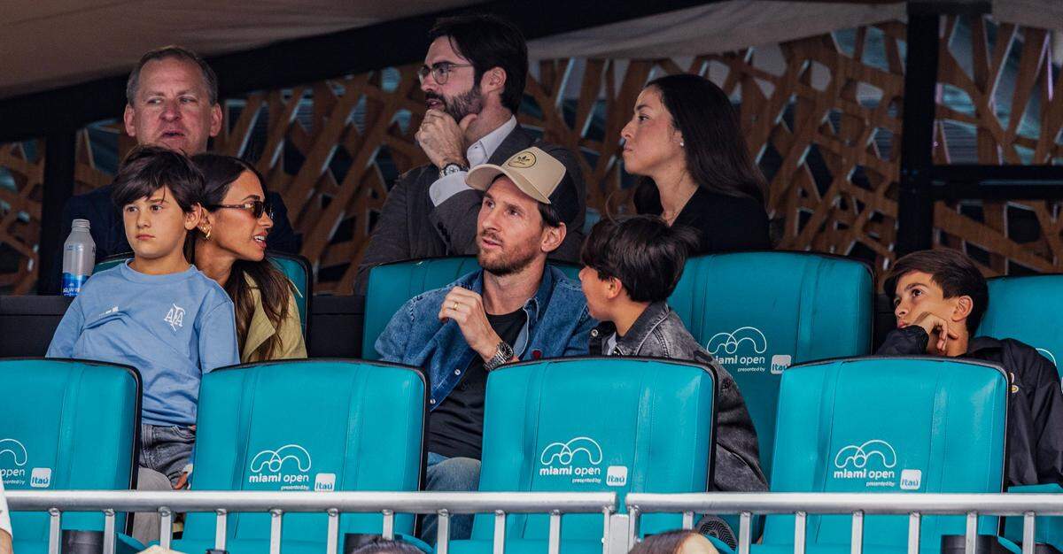El delantero del Inter Miami Lionel Messi acudió con su esposa Antonela Roccuzzo y sus tres hijos a ver el partido de semifinal del Miami Open entre Novak Djokovic y Grigor Dimitrov, el viernes en el Hard Rock Stadium de Miami Gardens.