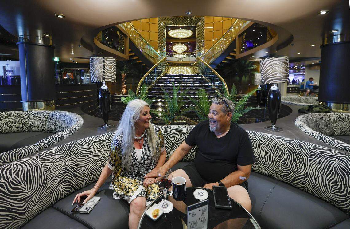 Los huéspedes Krystyna Harkey y Doug Harkey celebran su 38 aniversario de bodas a bordo del MSC Poesia.