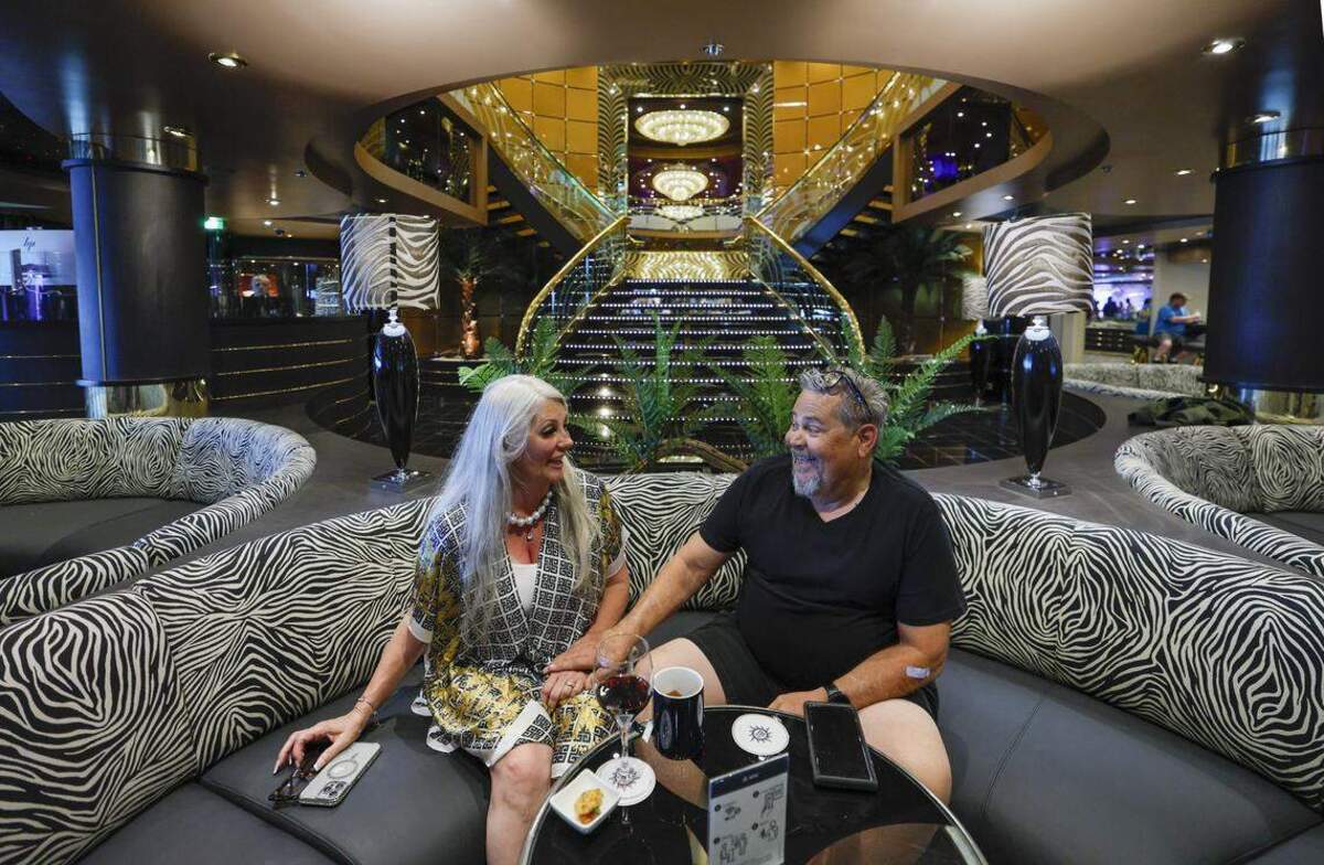 Los huéspedes Krystyna Harkey y Doug Harkey celebran su 38 aniversario de bodas a bordo del MSC Poesia.