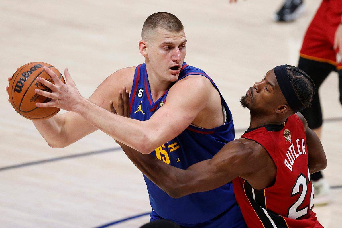 El centro de los Nuggets Nikola Jokic (izq.) trata de pasar la marca de Jimmy Butler, del Heat de Miami, en el partido celebrado el 1ro de junio de 2023 en Denver.