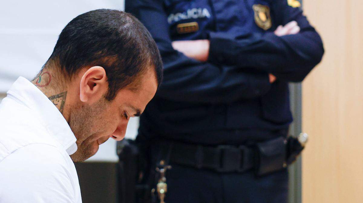  El futbolista brasileño Dani Alves negó las acusaciones de que agredió sexualmente a una joven mujer en un discoteca de Barcelona al testificar el miércoles en el juicio en su contra.