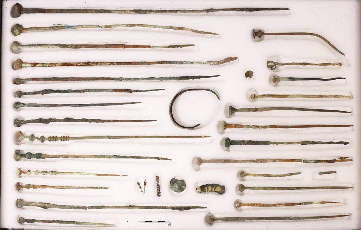 Agujas de bronce o alfileres de túnica encontrados en el fondo del pozo. Foto de la Oficina Estatal de Baviera para la Protección de Monumentos