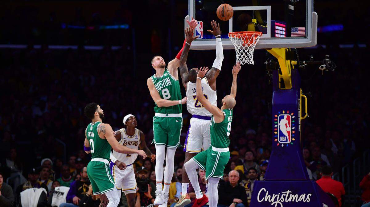 Los Celtics de Boston se olvidaron del espíritu navideño en su visita a los Lakers en Los Angeles y firmaron una imponente victoria ante sus legendarios rivales 115-126, en el partido más destacado de la jornada especial de la NBA por el día de Navidad.