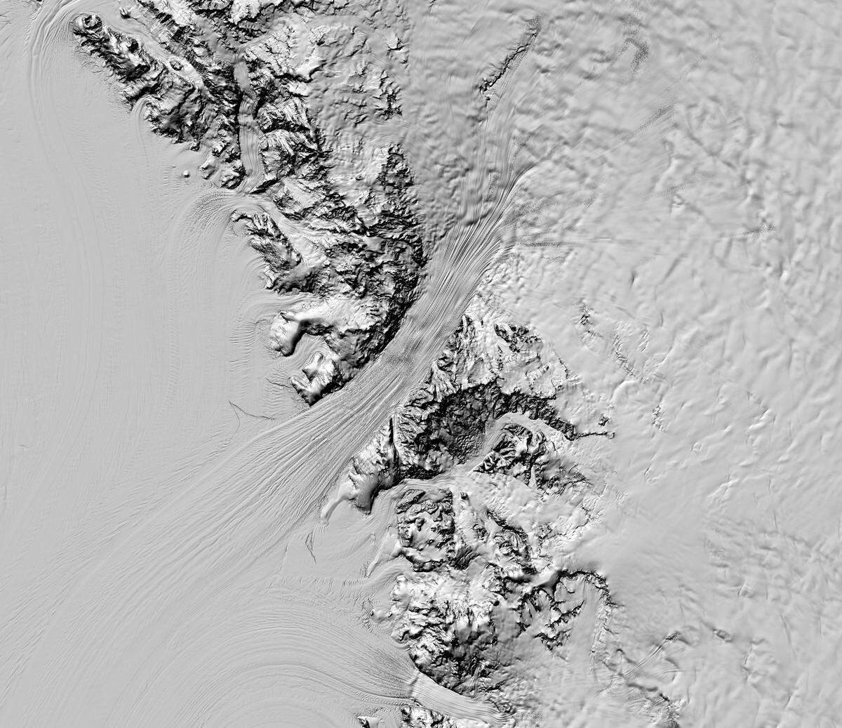 La barrera de hielo Filchner, en la cual hay flujos entre fracturas de los montes. Estas usualmente son señales de un futuro desprendimiento total del glaciar.