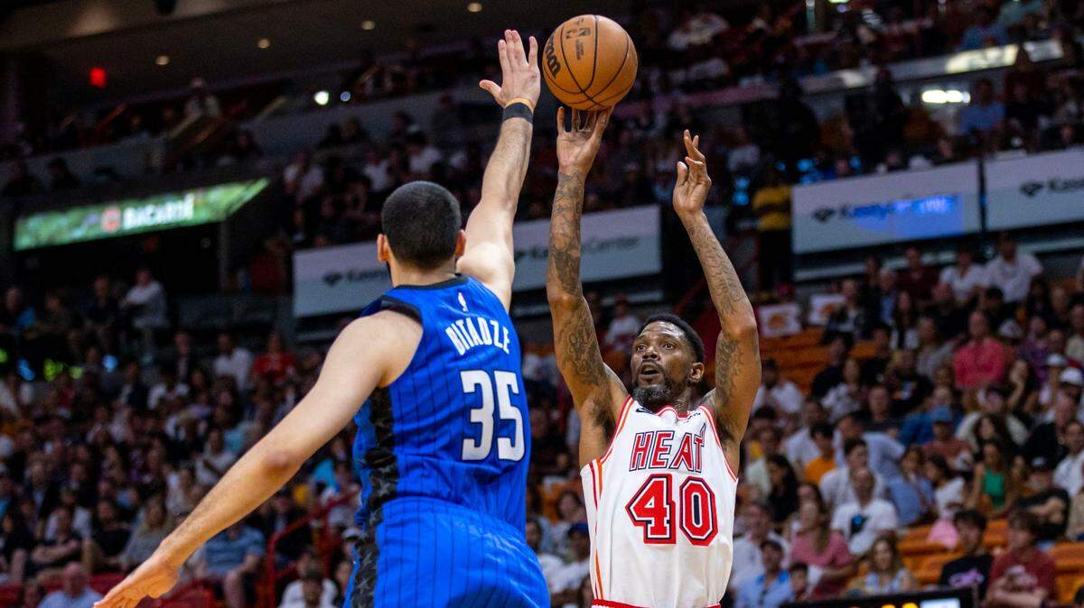El jugador del Heat Udonis Haslem tira al aro ante la marca de Goga Bitadze, del Magic de Orlando, en el partido celebrado el 9 de abril de 2023 en Miami.