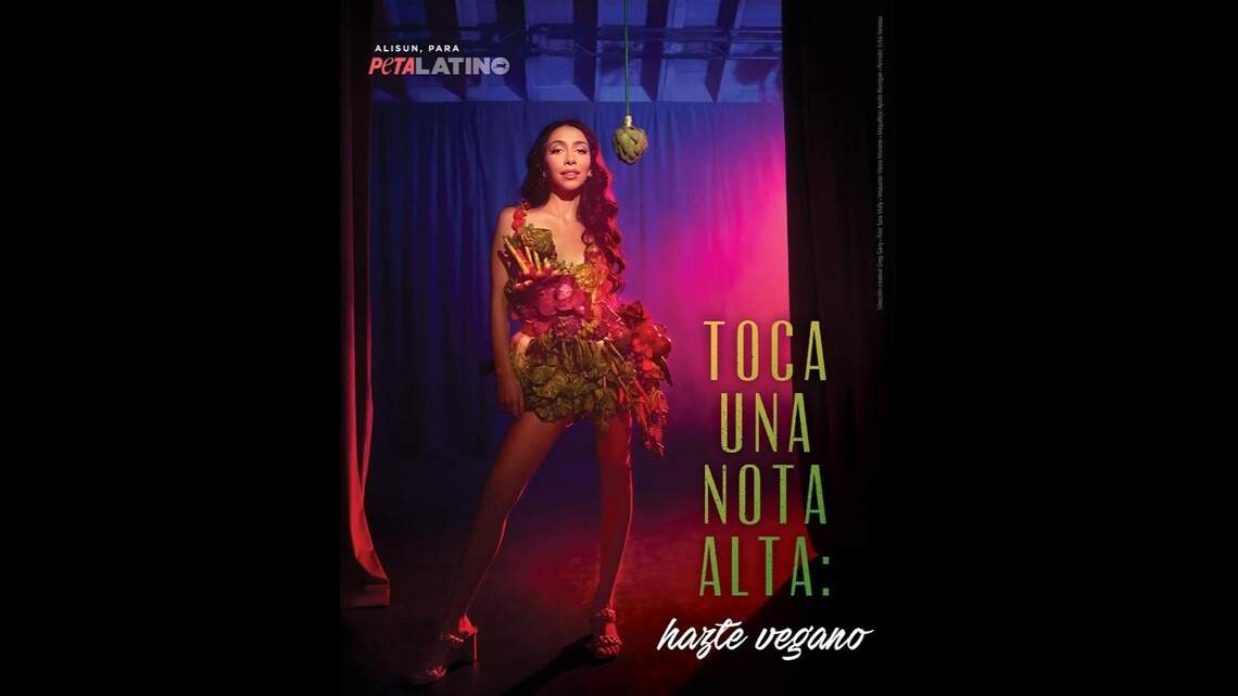 La cantante Alisun, hija de Marco Antonio Solís, se viste de vegetales para celebrar el Día de la Tierra