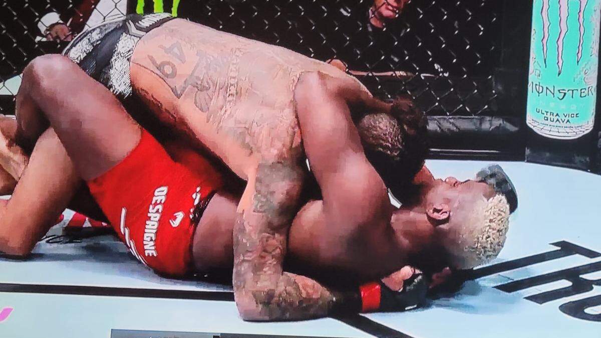 Si la primera derrota de Robelis Despaigne fue recibida con cierta sorpresa, esta segunda viene seguida de un gran signo de duda. Una vez más, el gigante cubano no pudo encontrar la respuesta adecuada para el grappling de Austen Lane.