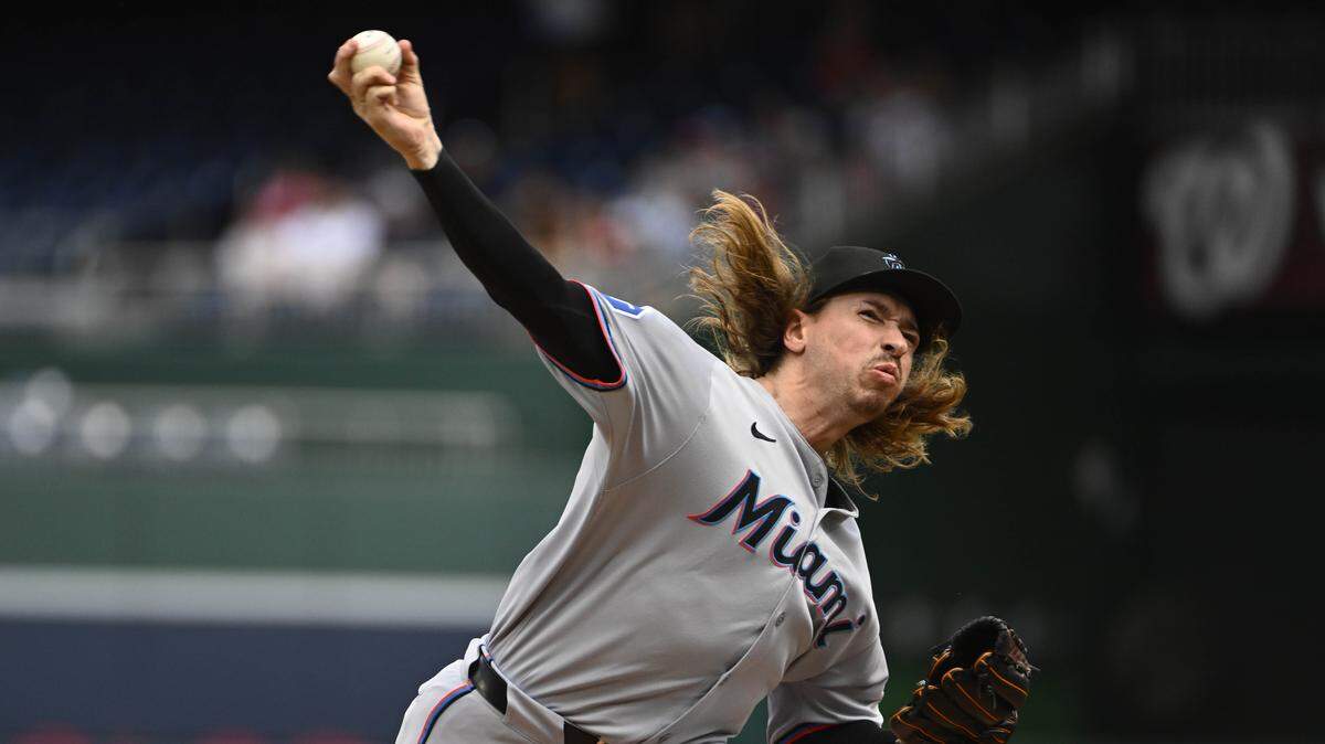 El abridor de los Marlins de Miami Lake Bachar lanza en el primer inning del partido ante los Nacionales, celebrado el 1ro de septiembre de 2025 en Washington.