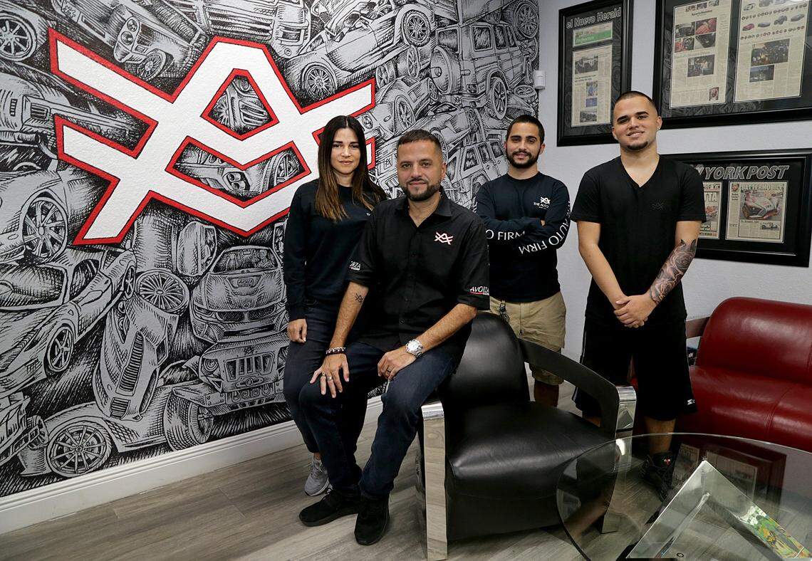 El guru de los carros, Alex Vega, con su esposa Aymara y sus hijos Alex Jr. y Adriel Vega en la oficina de su compañía, The Auto Firm, en Kendall, que se dedica a personalizar automóviles, y cuenta con una clientela de famosos.