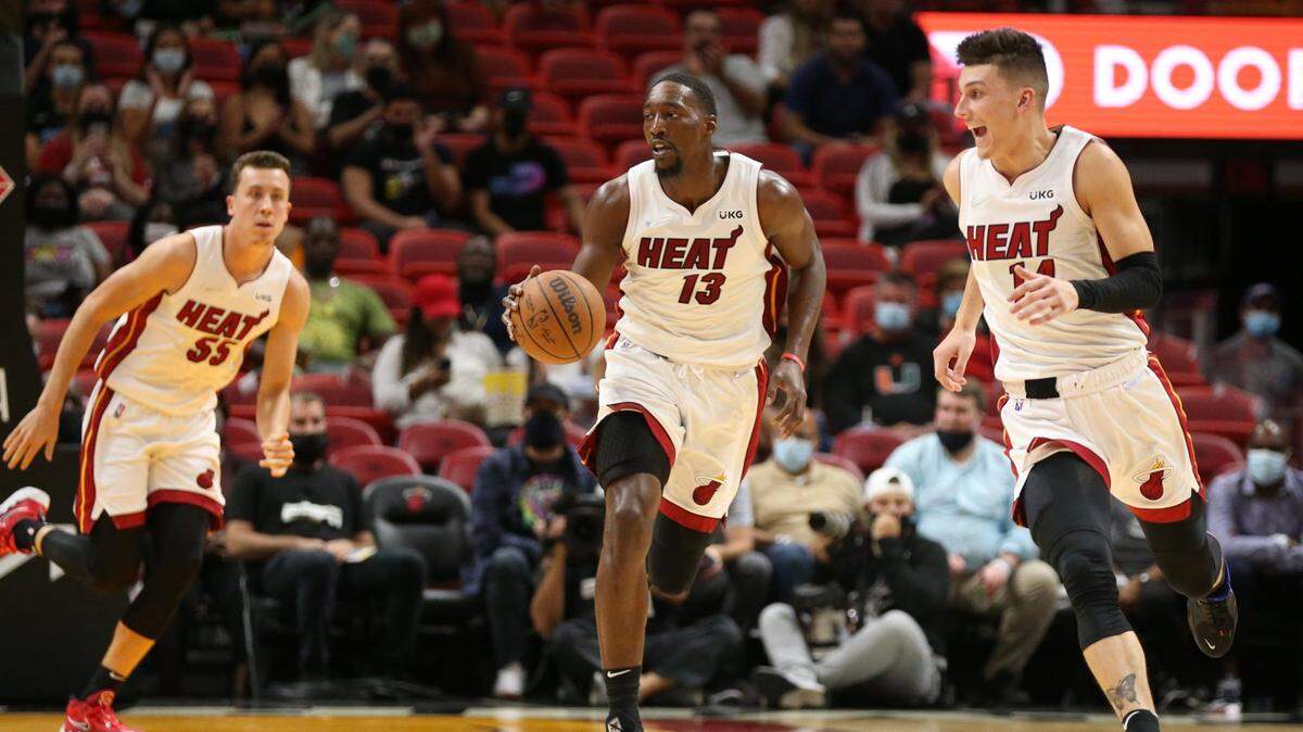 Los jugadores del Heat Duncan Robinson, Bam Adebayo y Tyler Herro (de izq. a der.) durante el partido ante los Celtics, celebrado el 15 de octubre de 2021 en Miami.