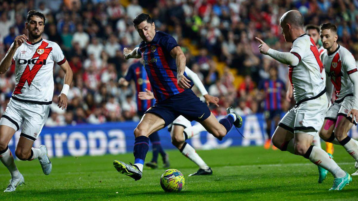 El delantero de Barcelona Robert Lewandowski patea el balón en el partido ante la defensa de Rayo Vallecano, celebrado el 26 de abril de 2023 en Madrid.