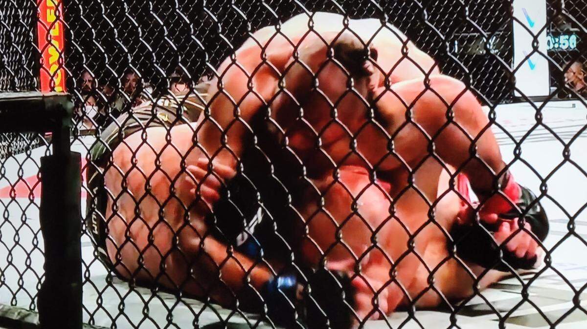 JIRI PROCHAZKA y Glover Texeira regalaron una de las mejores peleas de todos los tiempos.
