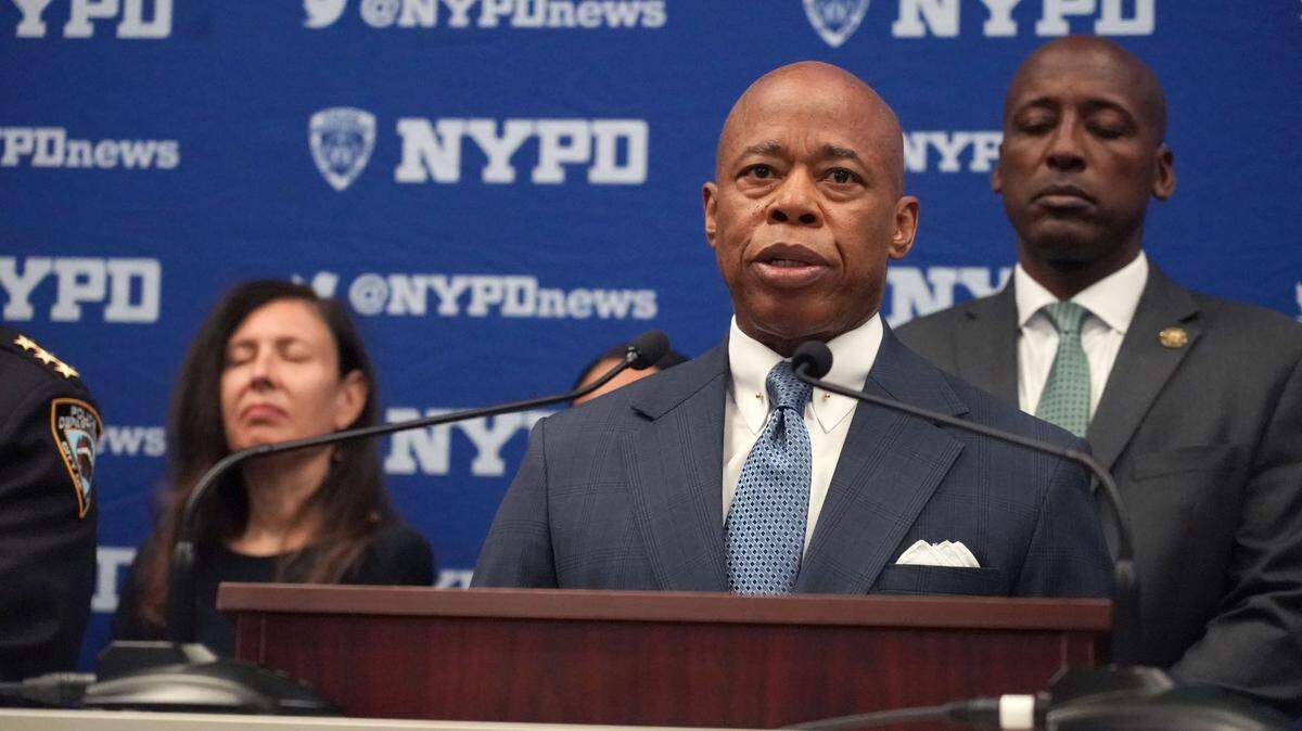 El alcalde de Nueva York, Eric Adams, da una conferencia de prensa para anunciar medidas de seguridad para el Año Nuevo Judío, el martes 1 de octubre de 2024, en Nueva York.