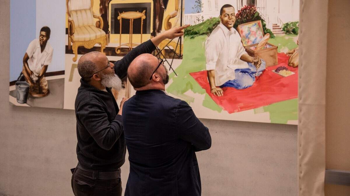 René Morales, chief curator del PAMM, junto al artista Meleko Mokgosi.