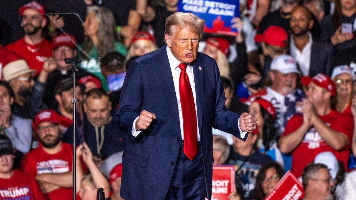 El candidato presidencial republicano, el expresidente Donald Trump, camina por el escenario durante un mitin en Detroit, el viernes 18 de octubre de 2024.