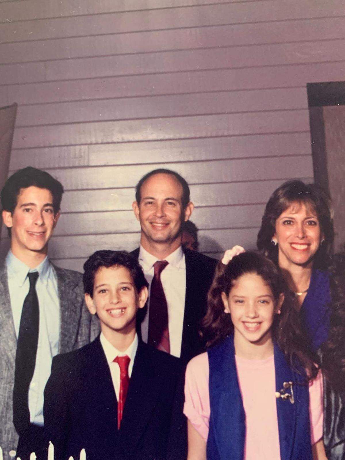 La familia Adelson en tiempos más felices, cuando vivían en Coral Springs. De izquierda a derecha en una foto sin fecha: Robert, Charles, Harvey, Wendi, Donna.