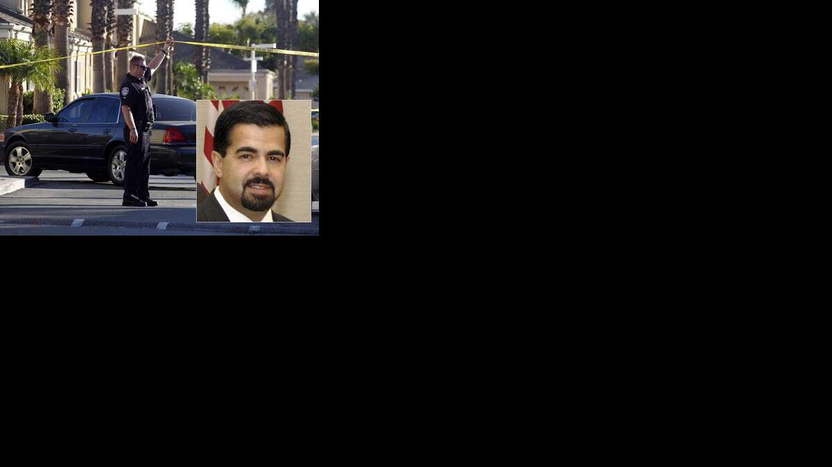 El alcalde de Bell Gardens, al sureste de Los Ángeles, el hispano Daniel Crespo, fue tiroteado el martes por su esposa y murió a consecuencia de los disparos.