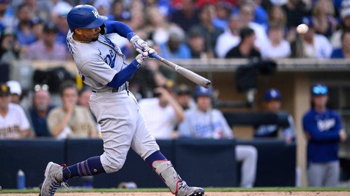 El pelotero de los Dodgers Mookie Betts batea un jonrón contra los Padres en el partido celebrado el 6 de agosto de 2023 en San Diego.