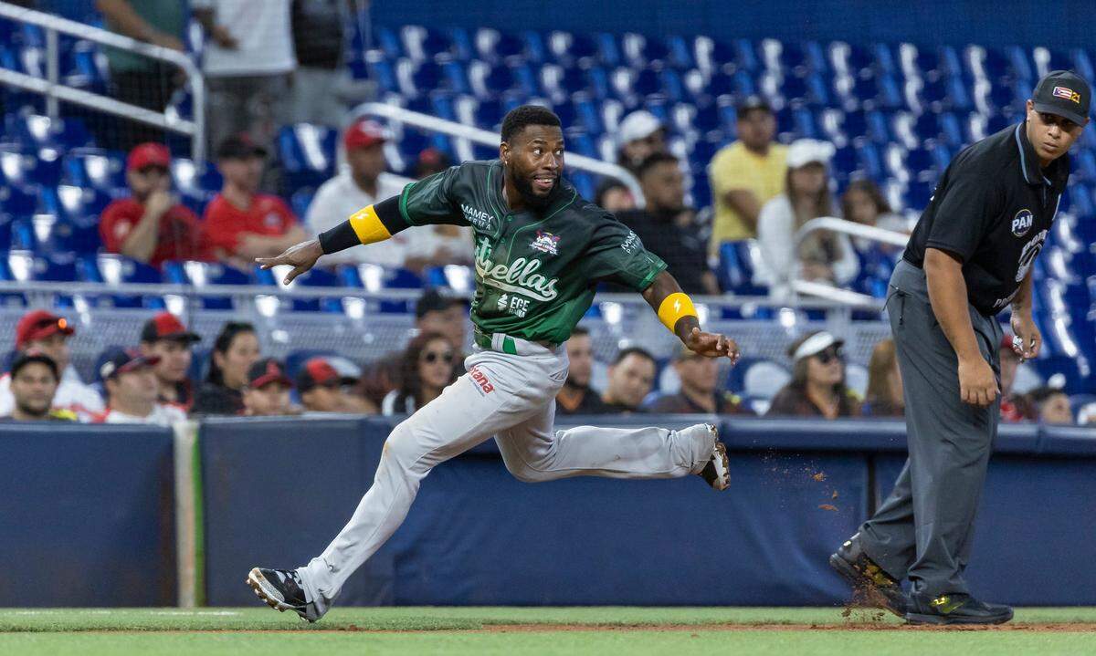 El jardinero de las Estrellas Orientales J.P. Martínez corre las bases ante los Cardenales de Lara, en el partido del evento Choque de Gigantes, celebrado el 8 de noviembre de 2024 en Miami.
