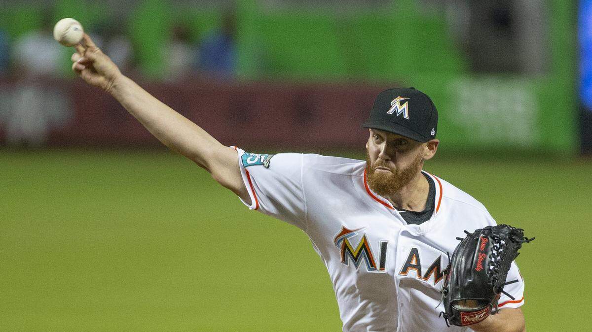 El abridor de los Marlins Dan Straily lanza en el primer inning del partido ante los Nacionales, el 26 de julio de 2018 en Miami.