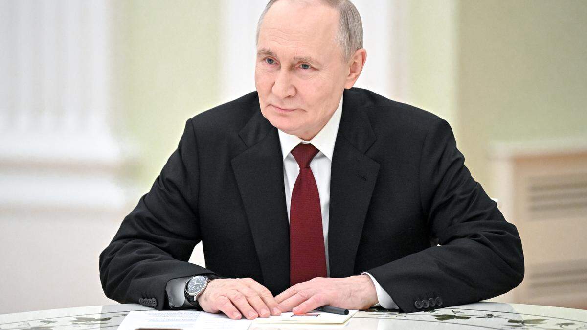 El presidente de Rusia, Vladímir Putin, observa durante una reunión con Ri Hi Yong, secretario del Comité Central del Partido de los Trabajadores de Corea, en el Kremlin de Moscú.