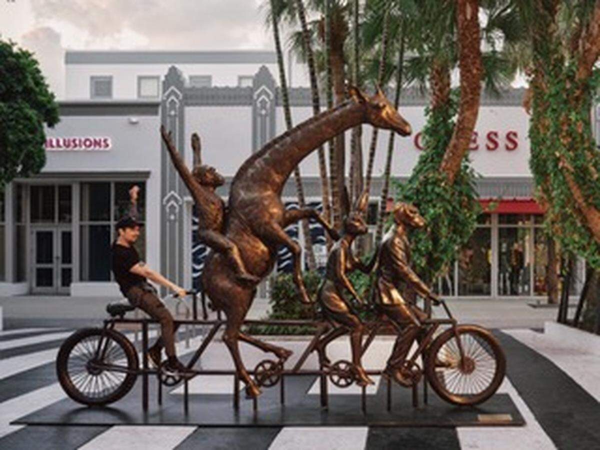 El&nbsp;prolífico dúo artístico&nbsp;Gillie y Marc, conocido por sus conmovedoras y estimulantes instalaciones artísticas, develan dos esculturas en bronce. Imágenes de "La jirafa y el chimpancé iban en un viaje salvaje a un lugar más seguro con la mujer conejo y el hombre perro". 