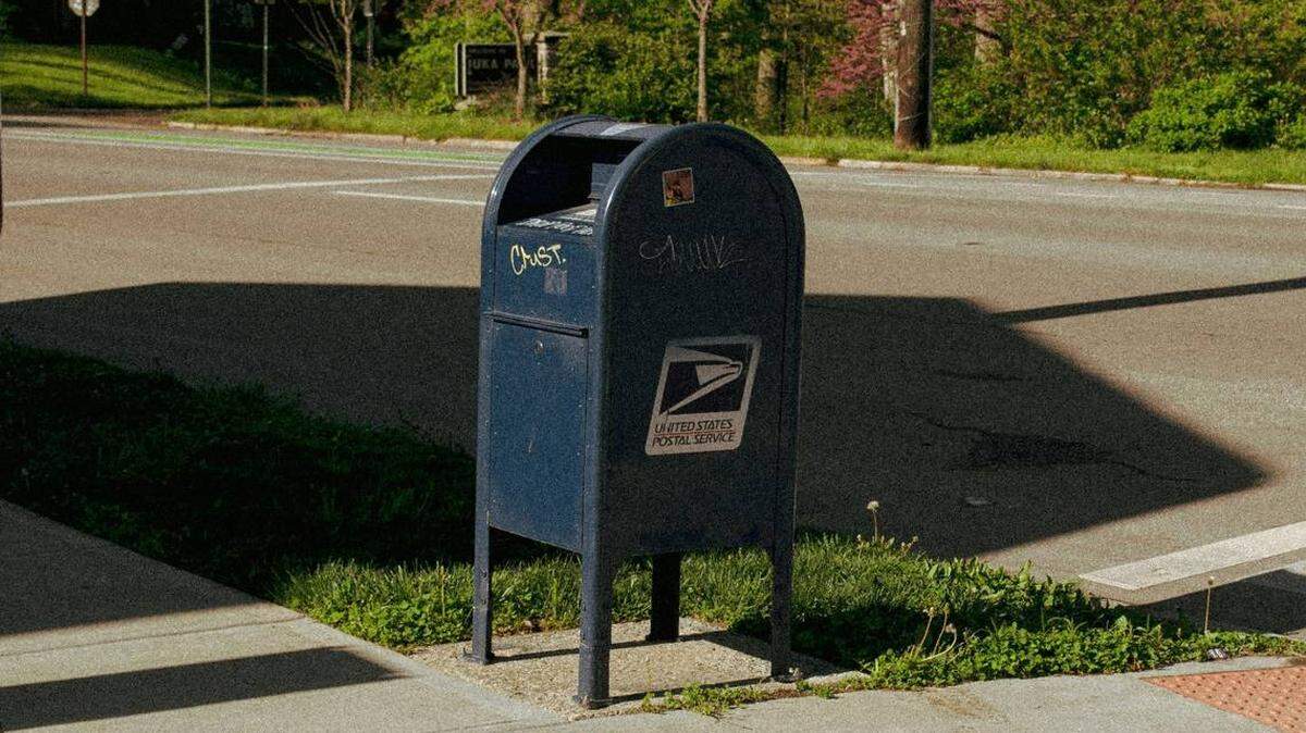 A Warner Robins man was sentenced to 46 months for using stolen USPS arrow keys to access mailboxes, stealing checks and money orders worth $659,000.