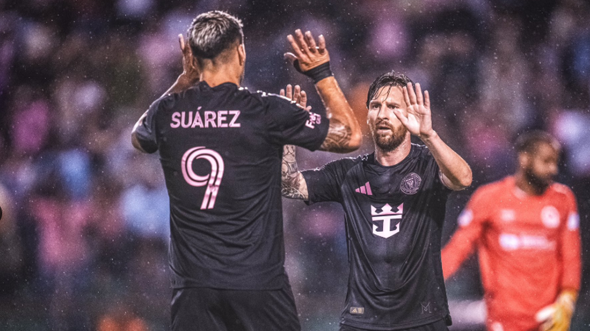 Lionel Messi (der.) saluda a Luis Suárez tras anotar el primer gol del triunfo del Inter Miami 5-0 ante el Olimpia de Honduras, en el partido amistoso celebrado el 8 de febrero de 2025 en San Pedro Sula.