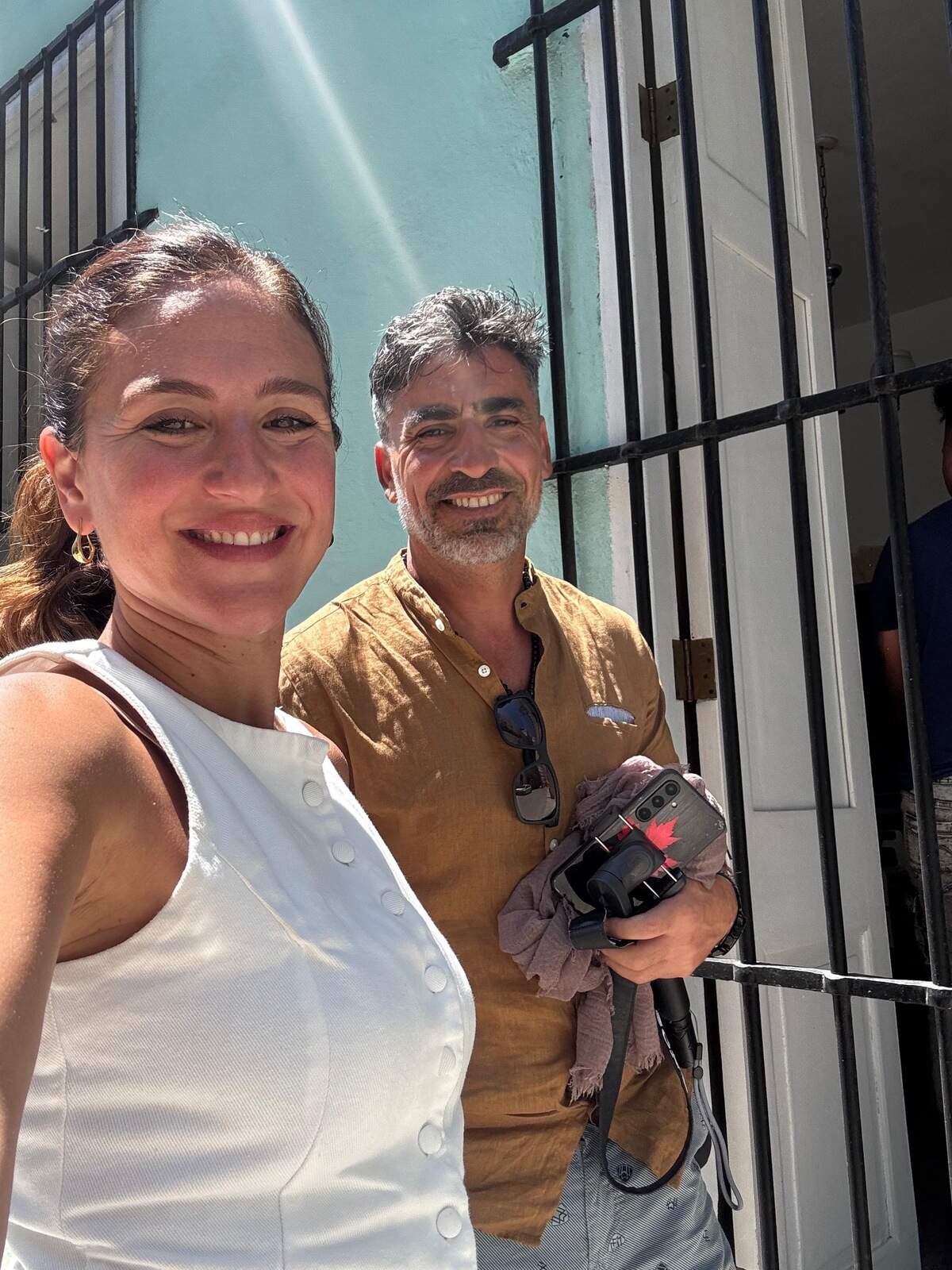 Carolina Amoroso y el camarógrafo Juan Pablo Chaves no llevaron equipo de televisión, solo sus teléfonos celulares y cámaras fotográficas y consiguieron una visión profunda de Cuba en el documental que puede verse en YouTube.