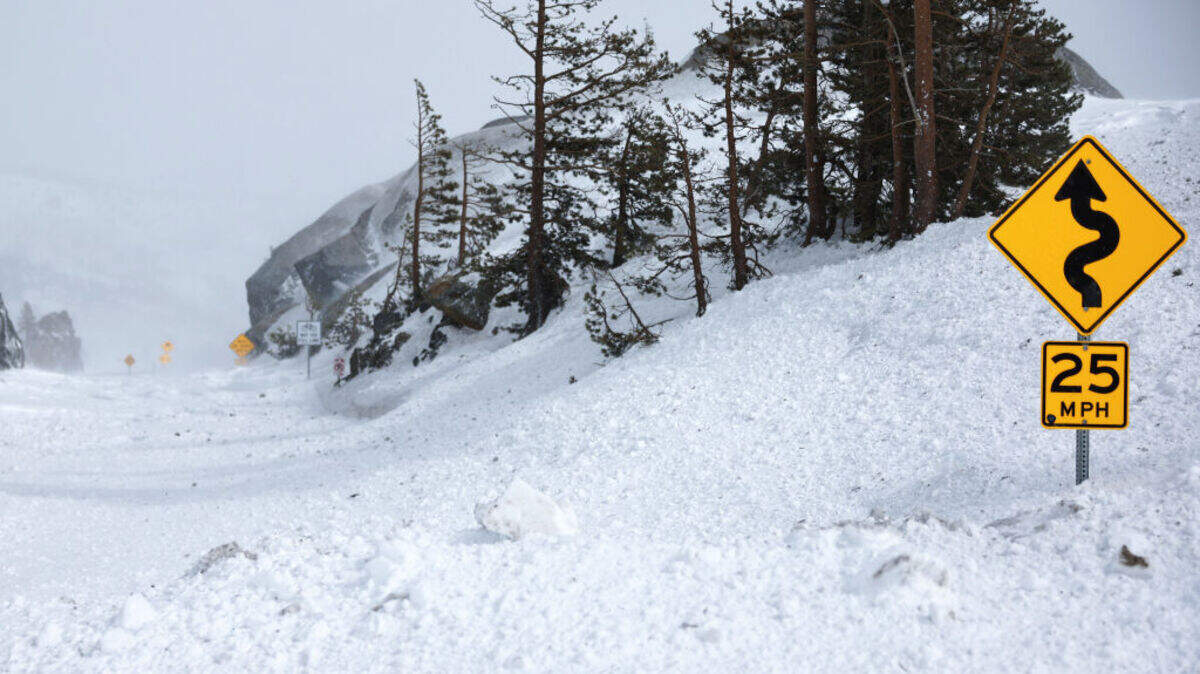Foto de archivo del 4 de marzo de 2024, que muestra uno de los caminos a Donner Summit cubierto de nieve tras una gran tormenta en las montañas de la Sierra Nevada, en Soda Springs, California. El miércoles, 18 de febrero de 2026, fueron encontrados ocho de los nueve esquiadores desaparecidos en una avalancha cerca del pico Castle, en la Sierra Nevada californiana.