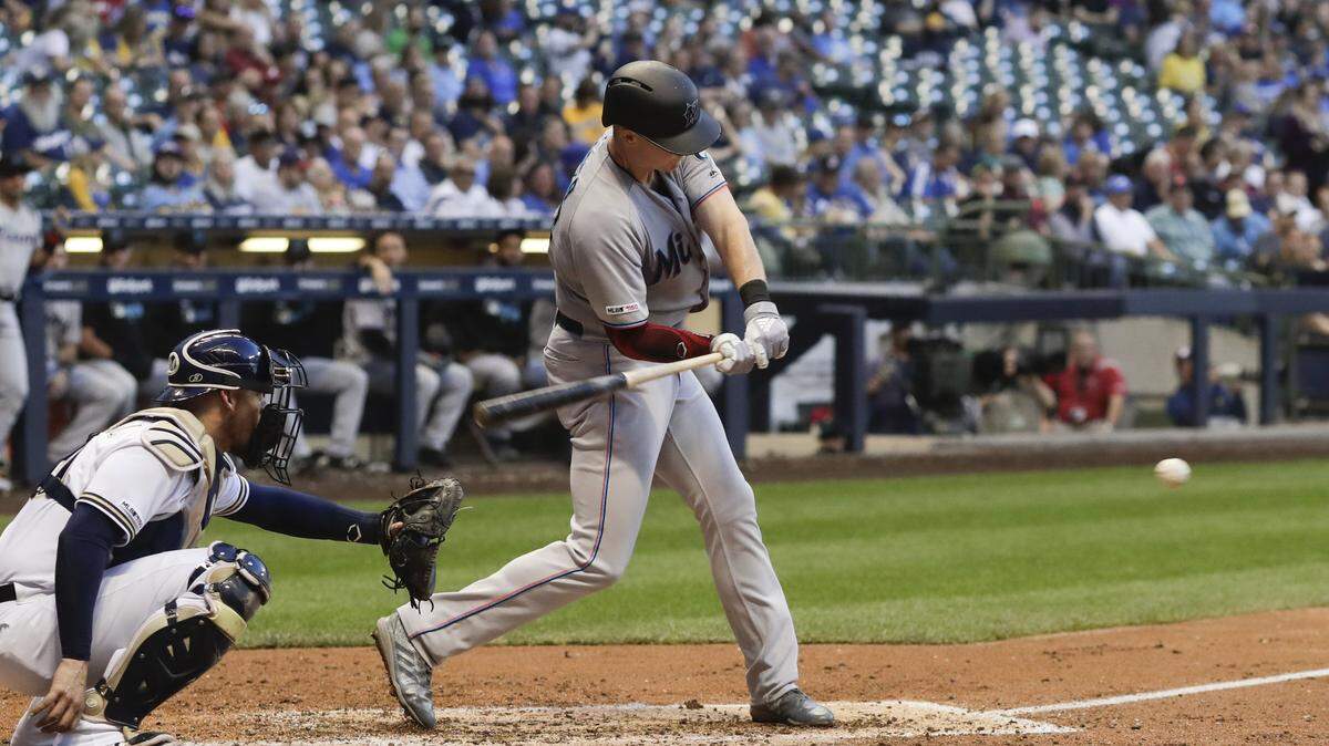El jardinero de los Marlins Garrett Cooper batea un hit en el quinto inning del partido ante los Cerveceros, celebrado el 4 de junio de 2019 en Milwaukee.