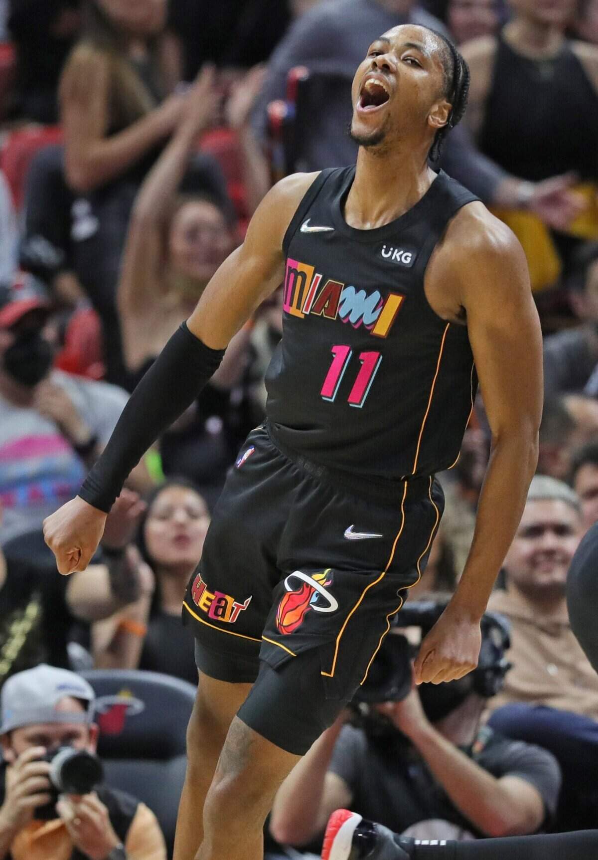 El delantero del Heat KZ Okpala reacciona tras anotar una canasta en el partido ante los Pacers de Indiana, celebrado el 21 de diciembre de 2021 en Miami.