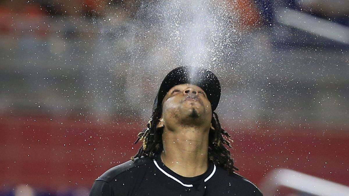 EL LANZADOR José Ureña echa agua por la boca antes de salir a trabajar en la segunda entrada.