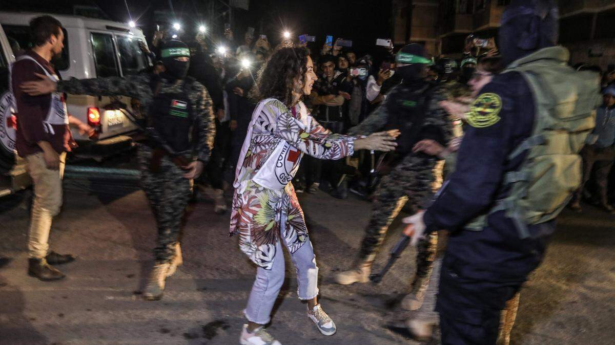 Militantes de Hamas e Jihad Islámica entregan a varios rehenes a la Cruz Roja, en Rafah, Gaza, el 28 de noviembre de 2023.