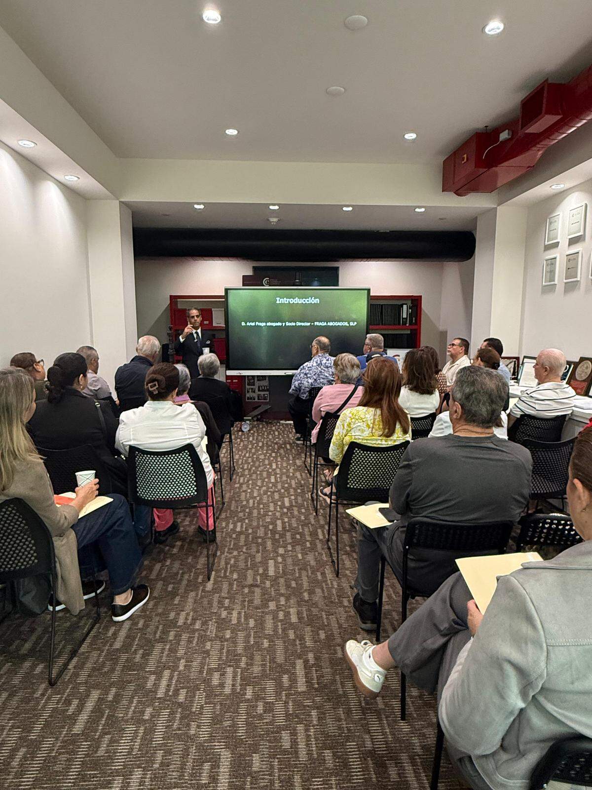 Personas asisten a la charla de ejecutivos de Relocate Spain en la sede de la Cámara de Comercio de España en Miami el jueves 9 de abril de 2026.