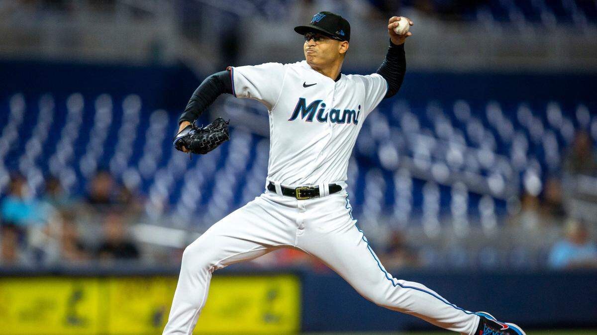 El abridor de los Marlins Jesús Luzardo lanza en el primer inning del partido ante los Cachorros de Chicago, celebrado el 21 de septiembre de 2022 en Miami.