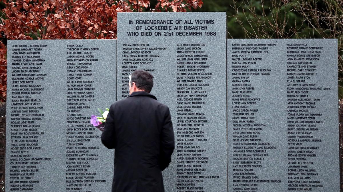 Un hombre mira el muro en memoria de las víctimas del estallido del vuelo 103 de Pan Am, en el jardín del recuerdo cerca de Lockerbie, Escocia, el viernes 21 de diciembre de 2018. Las autoridades estadounidenses y escocesas dijeron el domingo 11 de diciembre , 2022 que el hombre libio sospechoso de fabricar la bomba que destruyó un avión de pasajeros sobre Lockerbie, Escocia, en 1988 está bajo custodia estadounidense.