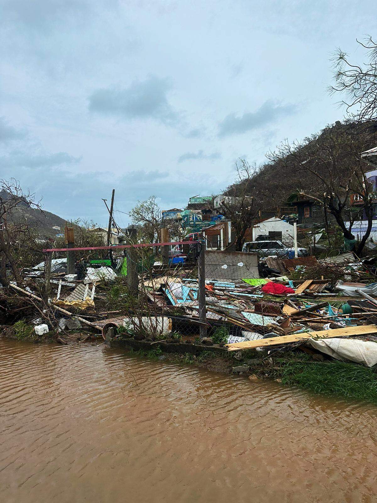 Union Island, una isla hermana de San Vicente y las Granadinas, perdió al menos el 90% de sus hogares y negocios según el primer ministro después de que un poderoso huracán Beryl arrancara techos y destrozara casas el lunes 1 de julio de 2024.