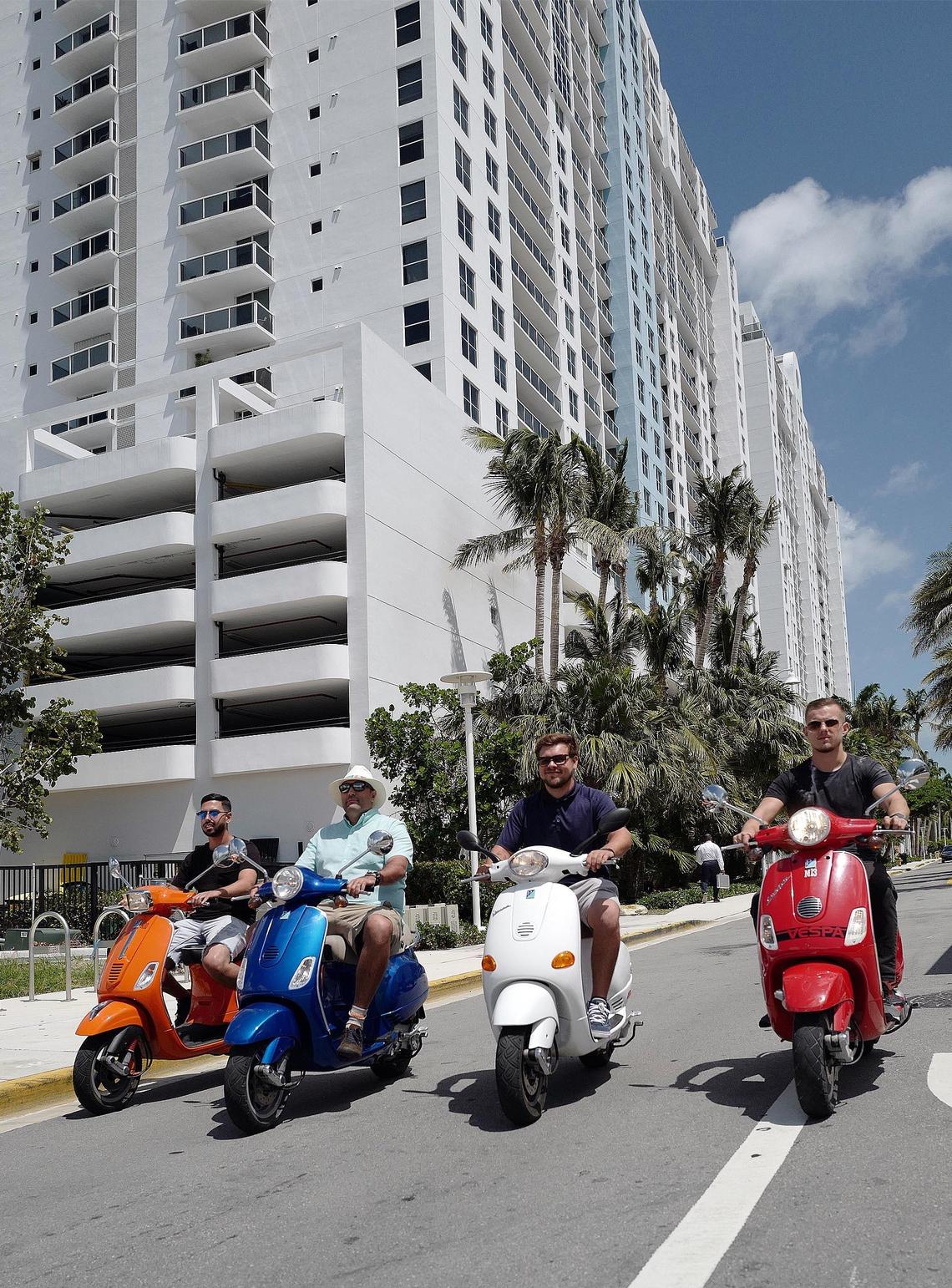 (De izq. a der.) Gil Nahmani, Jason Chute, Anthony V. Melvin y Michael Belica montan motonetas en Miami Beach el 4 de mayo del 2018.